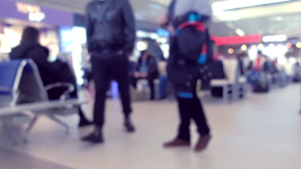 A váróban a repülőtéren. Emberek várnak a repülés, blur. — Stock videók