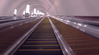 Metroda yürüyen merdiven yukarı taşıma.