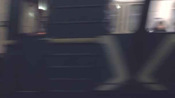 Přijíždí vlak metra na stanici metra, detailní zobrazení. — Stock video