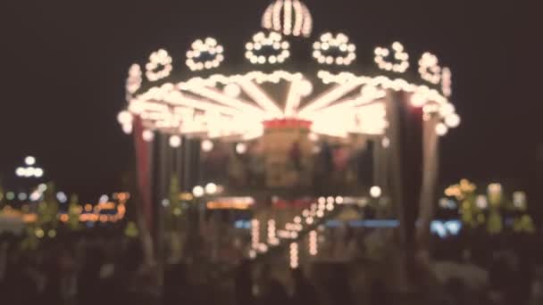 Merry-Go-Round en la feria de Navidad. Vista de cerca, desenfoque . — Vídeos de Stock