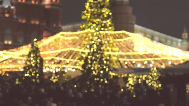 Plaza llena de árboles de Navidad y decoraciones. Desenfoque . — Vídeos de Stock