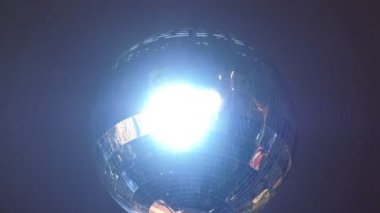 Parti ışıkları disko topu, aynalı küreyi gece karanlık gökyüzü arka plan üzerinde.