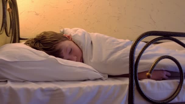 Chico está durmiendo en el albergue en litera . — Vídeos de Stock