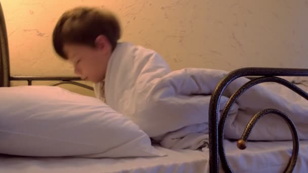 少年は二段ベッドのユースホステルで寝ています — ストック動画