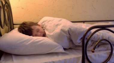 Çocuk ranza uyanır, uzanır ve yawns üzerinde hostel adlı uyur.