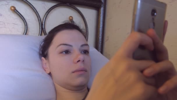 Perempuan browsing internet di telepon mobole, Wajah close-up . — Stok Video