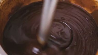 Blender ile sıvı koyu çikolata beyaz bir kase içinde karıştırın. Yakın çekim görünümü.