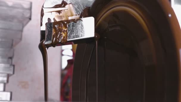 巧克力回火机中的热液体巧克力 特写视图 — 图库视频影像