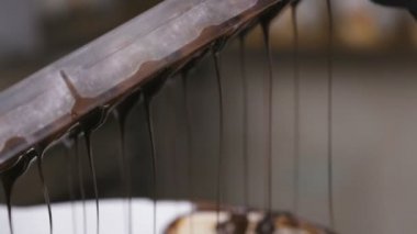 Aşırılıkları çikolata beyaz kase formlarda pişirme üzerinden dökülen işlemi. Tatlılar yemek kavramı.