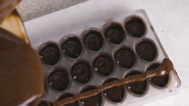 Ev yapımı pralin tatlılar, dökme formlarda çikolata yapma. Yakın çekim görünümü.