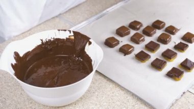 Eritilmiş çikolata şekerler daldırma. Çikolata şekerleme üretimi.