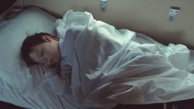 Çocuk gece hareket eden bir trenin arabada uyku