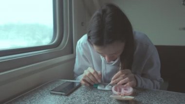 Bir uzun mesafe tren ile seyahat eden gözde kontakt lensler kadın koyar.