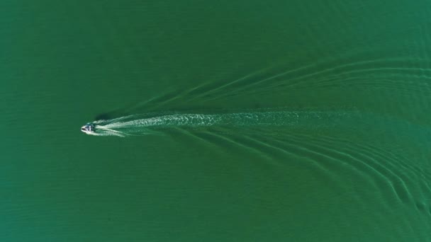 Αεροφωτογραφία του μηχανοκίνητο σκάφος που πλέει στη θάλασσα. Πράσινη θάλασσα νερά. Το Top view. — Αρχείο Βίντεο