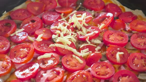 Haciendo una pizza. Las manos de las mujeres hacen una pizza casera. Ponga ingredientes y queso en una pizza. Vista de primer plano . — Vídeos de Stock