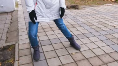 Kadının pantolon bacak ve sokakta dans çizmeler.