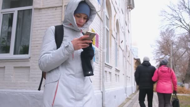Kvinna fick förlorade i staden och letar efter en rutt som använder Navigator i mobilen. — Stockvideo