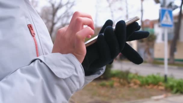 Kobieta dostał utracone w mieście i szukasz trasę za pomocą nawigatora w telefonie komórkowym. Szczelnie-do góry ręce. — Wideo stockowe