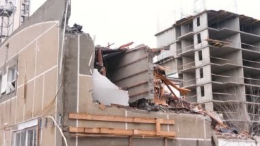 Apartman felaketinden sonra yok.