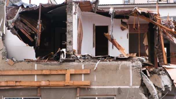 Az apartman épület megsemmisült a katasztrófa után. — Stock videók