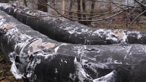 Riscaldamento conduttura principale sulla strada. Vecchia condotta . — Video Stock