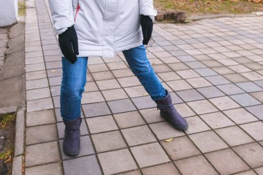 Kadının pantolon bacak ve sokakta dans çizmeler.