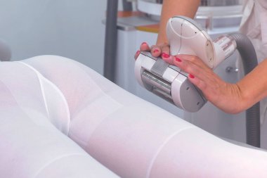 Şevval özçelik güzellik naylon lpg masaj bacak uygun bir kadın yapar. Bacak ve eller yakın çekim.