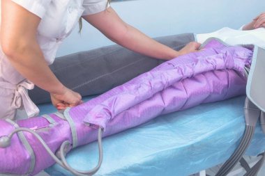 Basınç Terapisi yordamı tedavisi için klinik kadın. Bir doktorla yordamına hazırlanıyor.