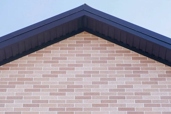 Dach des Privathauses Vorderansicht. gegenüber Platten wie ein Ziegelstein. Hausbau. — Stockfoto