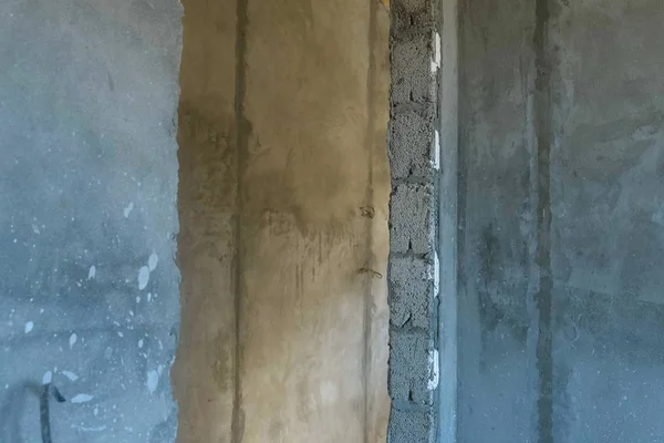 Finitura ruvida stanza vuota witn muri di cemento e pavimento. senza porta . — Foto Stock