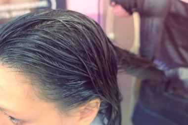 Keratin saç fırçası ile için uygulama. Saç keratin ile güçlendirilmesi.