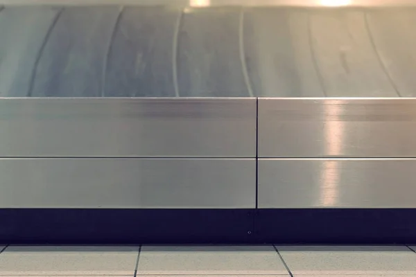 Correia transportadora de bagagem no aeroporto, vista lateral de close-up . — Fotografia de Stock