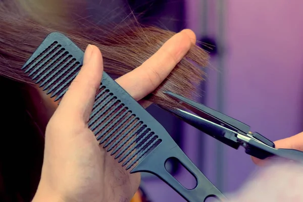 Barber cuts spit ends hairs with hot scissors. Hands close-up. — Stock Photo, Image