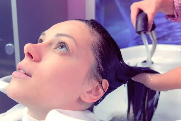 Barbeiro clientes de lavagem cabelo no salão de beleza na pia. Close-up face, vista lateral . — Fotografia de Stock