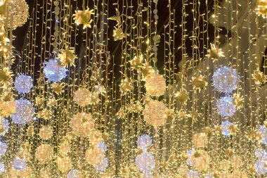 Güzel pırıltı süslemeleri Sokağı'nın altın Noel ışıkları