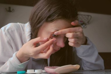 Bir uzun mesafe tren ile seyahat eden gözde kontakt lensler kadın koyar.