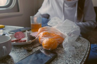 İkinci sınıf tren vagonu tablo ürünler.