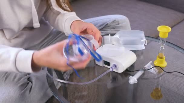 La mujer recoge un inhalador para el tratamiento, lo llena de medicamentos . — Vídeo de stock