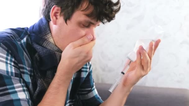 Hombre enfermo recogiendo la jeringa con solución salina para inhalación . — Vídeos de Stock