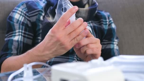 El hombre recoge un inhalador para el tratamiento. Use nebulizador e inhalador para el tratamiento. Hombre enfermo inhalando a través de la máscara del inhalador . — Vídeo de stock