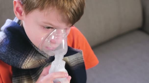 Niño enfermo inhalando a través de la máscara del inhalador. Utilice nebulizador e inhalador para el tratamiento . — Vídeo de stock