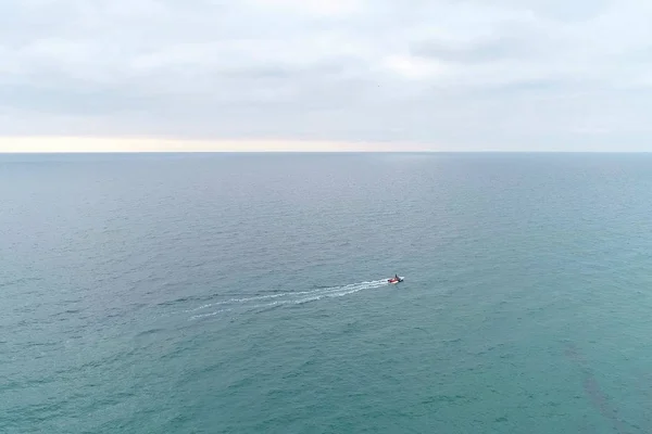 Vedere aeriană a barcii cu motor care navighează pe mare. Apă limpede verde la mare . — Fotografie, imagine de stoc