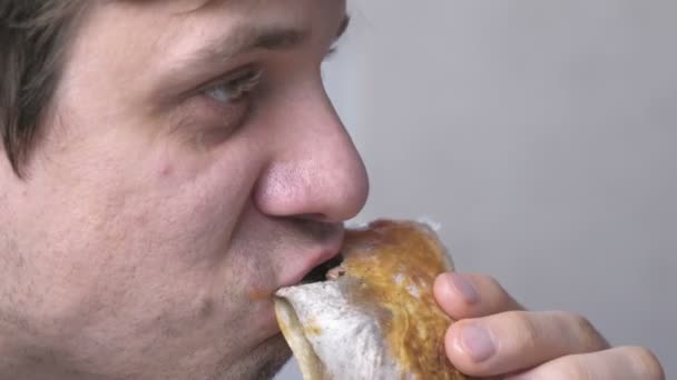 Homem está comendo frango saboroso shawarma caseiro . — Vídeo de Stock