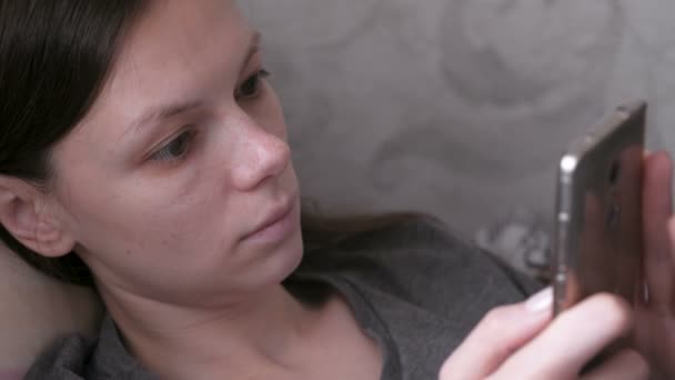 Žena Leží Gauči Čtení Něco Mobilní Telefon Detail Obličeje — Stock video