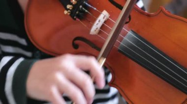 Çocuklar ellerinde keman. Çocuk keman çalmayı öğrenme.