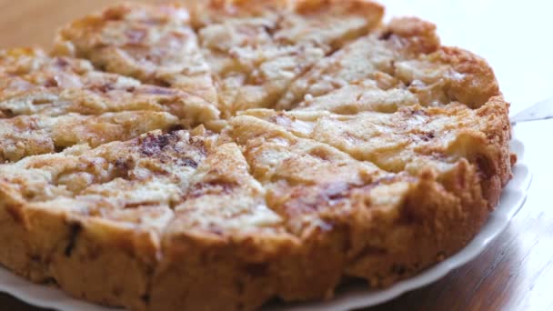 Gros plan femmes mains prend une tranche d'une tarte aux pommes maison de l'assiette . — Video