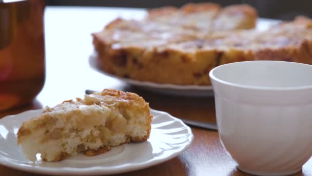 Stück hausgemachter Apfelkuchen und heißer Tee auf dem Tisch. — Stockvideo