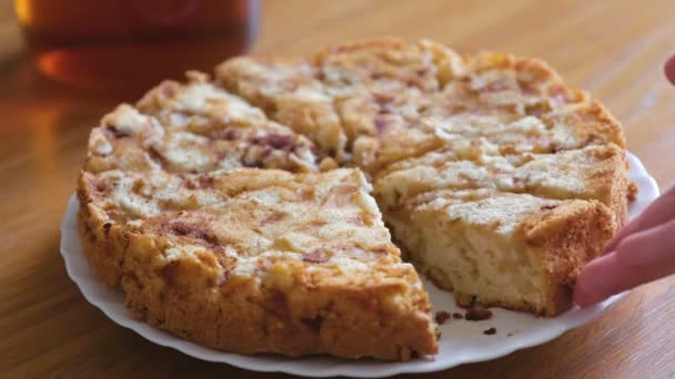 Hand takes a slice of homemade apple pie from plate. — Stock Video