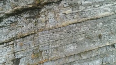 Cliff yakından görmek. Gri ve sarı rock doku küçük taşlarla.
