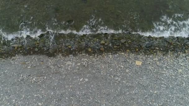 Vista aerea dall'alto della spiaggia di pietra con piccole onde . — Video Stock